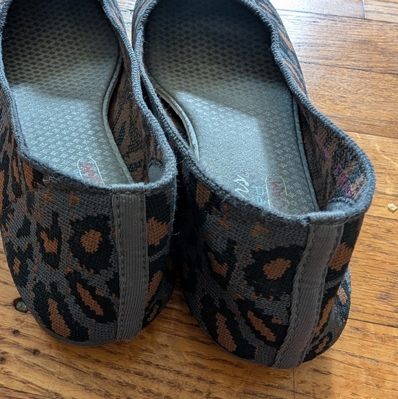 Sketchers,  Leopard Print Fabric Flats - Picture 6 of 7